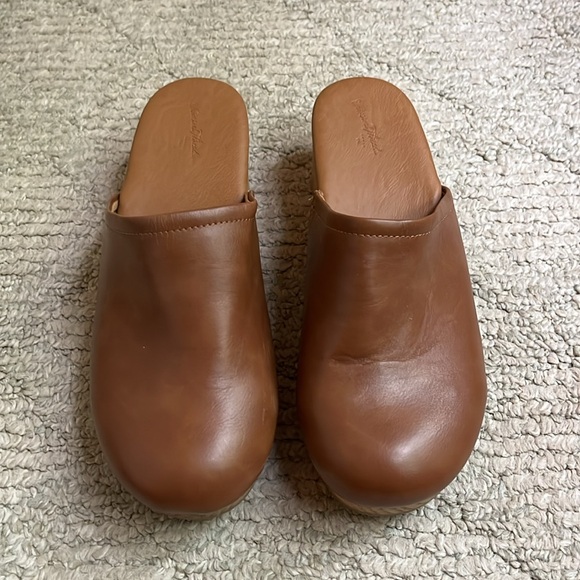 Universal Threads Clogs - Picture 3 of 3
